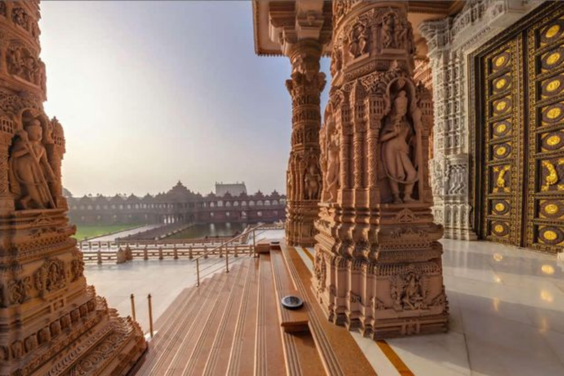 New Delhi: Akshardham Temple Tour with Water and Light Show