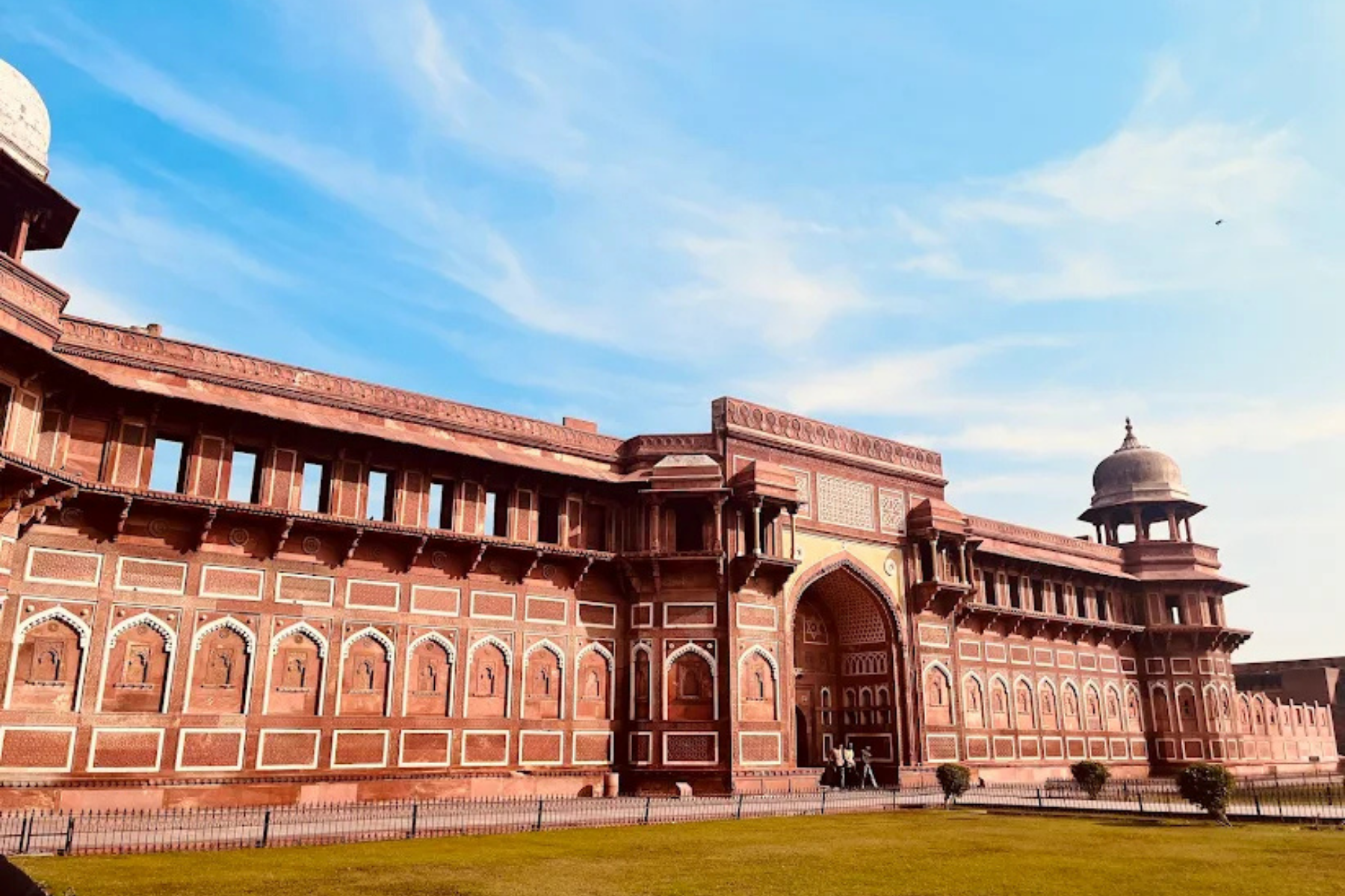 Taj Mahal Sunrise Guided Tour with Skip the Line Entry Ticket