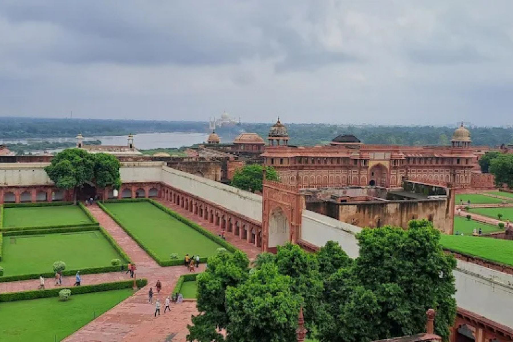 Taj Mahal Sunrise Guided Tour with Skip the Line Entry Ticket
