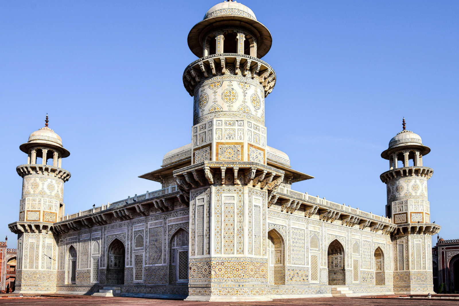 Mumbai to Taj Mahal Day Tour with Round-Trip Flights