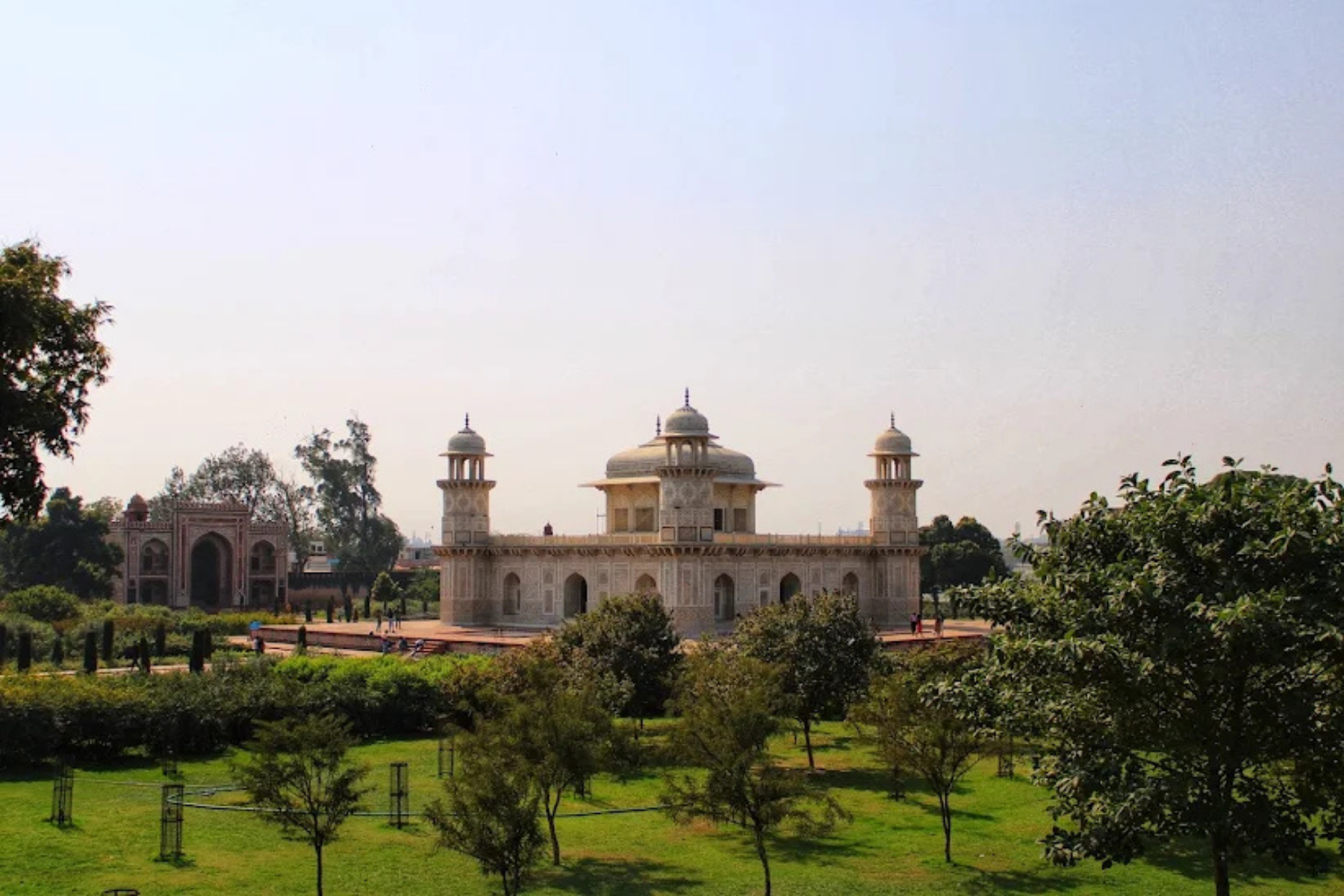 Taj Mahal Sunrise Guided Tour with Skip the Line Entry Ticket